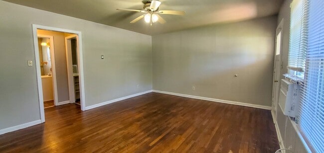 Building Photo - 2 bedroom 1 bath duplex in Shawnee