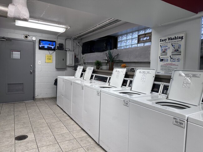 Building Photo - 7337 S South Shore Dr