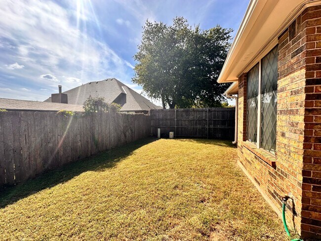 Building Photo - Spacious 4 Bed in Deer Creek