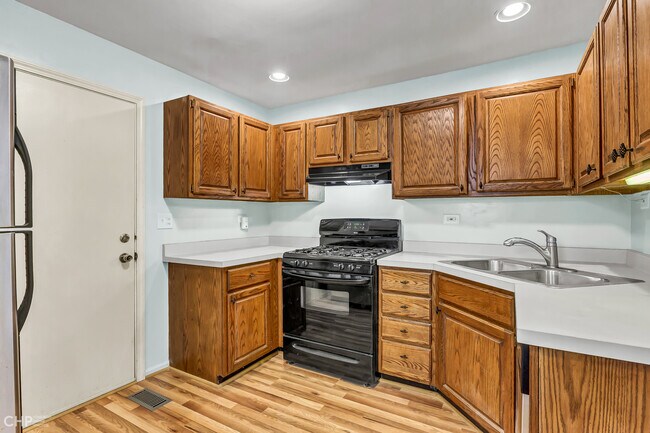 Building Photo - 2621 College Hill Cir