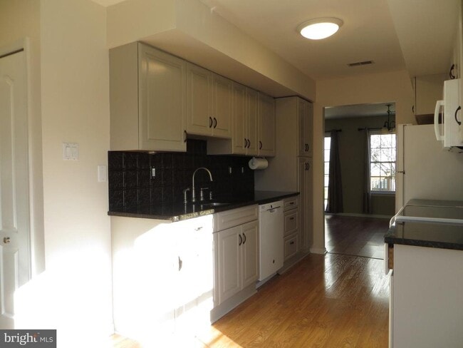 Building Photo - 6403 Rolling Hill Dr