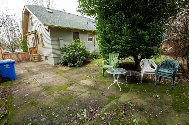 Building Photo - 724 NE 19th Ave