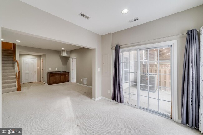 Building Photo - 22072 Avonworth Square