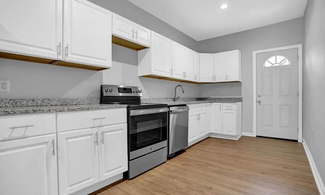 Building Photo - Beautifully Updated Townhome in Prime Location – Move-In Ready!