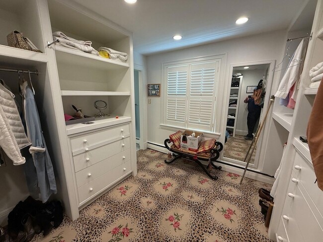 Building Photo - 506 Roslyn Pl