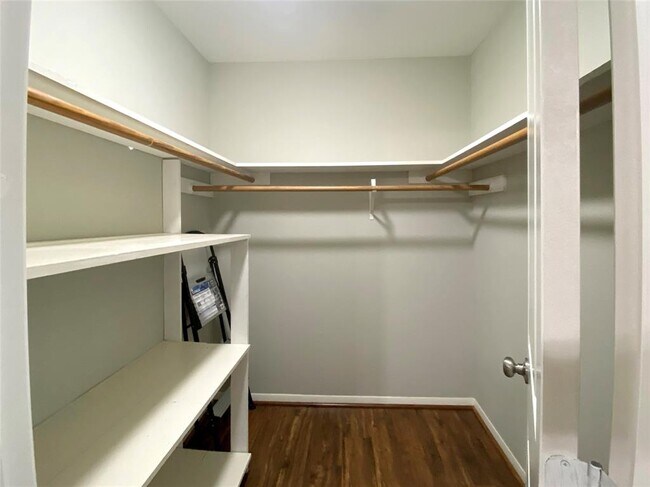 Building Photo - 515 Tallowood Rd