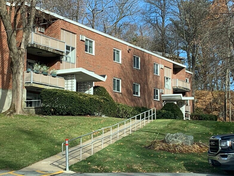 Building - 96 Lionel Ave