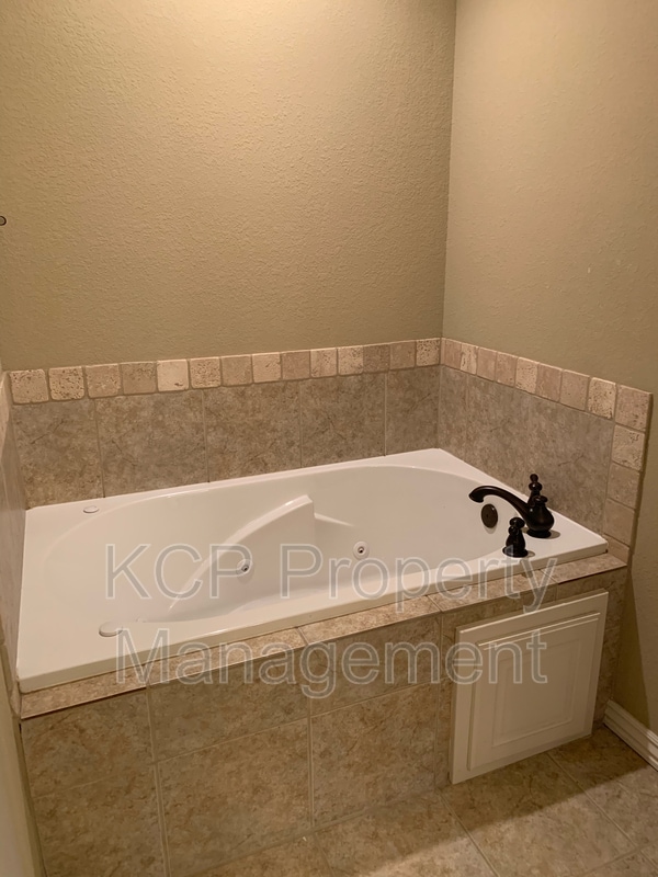Building Photo - 6105 Red Cedar Cir