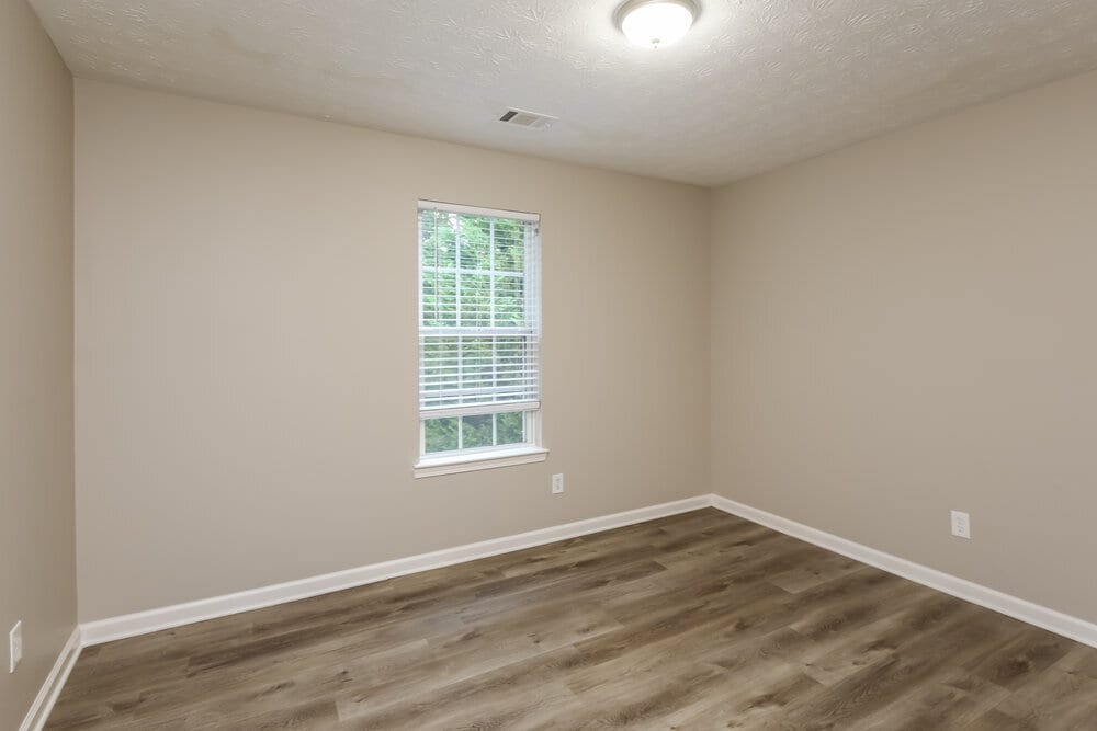 Building Photo - 204 Springbottom Dr SE