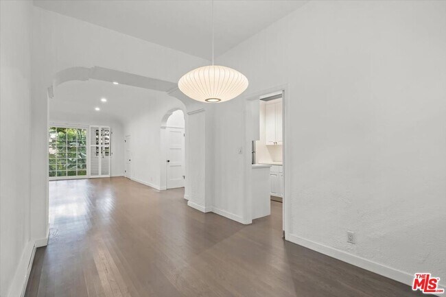 Building Photo - 1218 N La Cienega Blvd