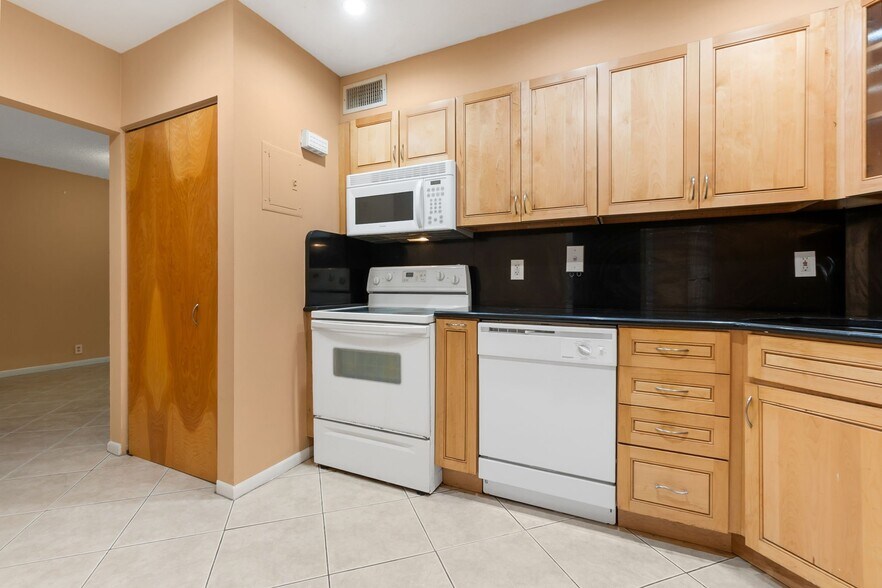Building Photo - 3111 Oakland Shores Dr