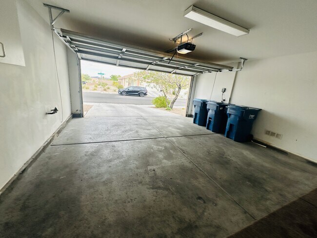 Building Photo - 10911 Vallerosa St