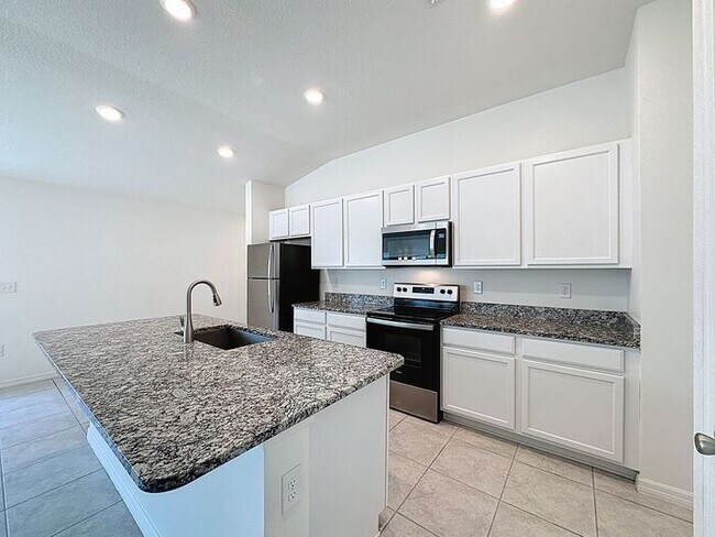 Building Photo - LIKE NEW HOME IN PRESERVATION POINT, Davenport