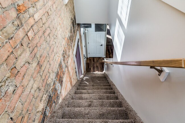 Building Photo - Urban Luxury with Stunning City Views – 2B...