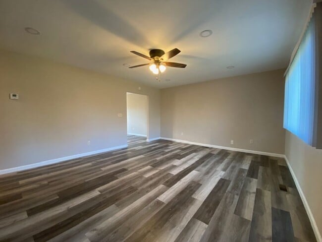 Building Photo - Welcome to this charming two-bedroom, one-bathroom double located in the heart of Springfield, OH+