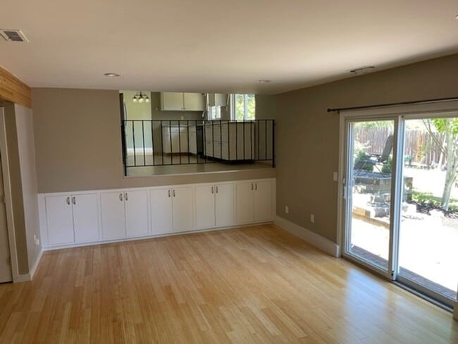 Building Photo - Beautifully Updated Home with Large Yard a...