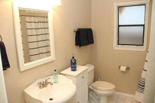 Building Photo - 1220 Ashland St