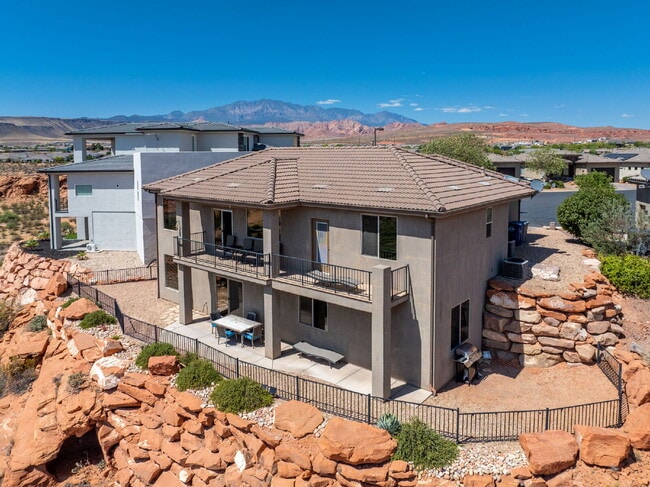 Building Photo - Fully Furnished Home With a View | 1–6 Month Lease | Private Basement Suite + All Essentials Incl...