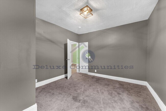 Building Photo - 636 Livingston Ave NE