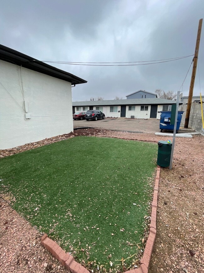 Building Photo - 1 Bedroom with Granite Counters and In-Unit Laundry!