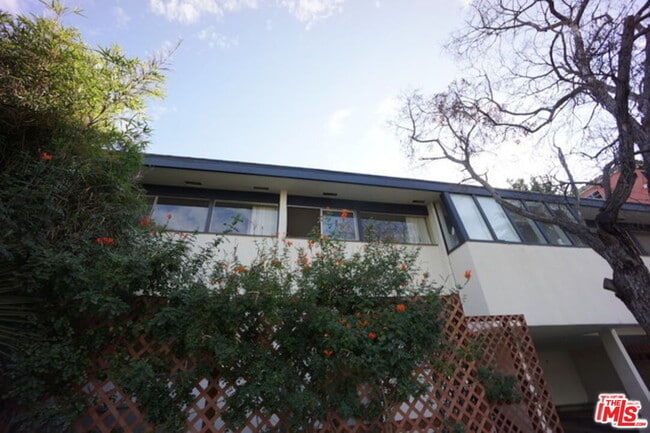 Building Photo - 1233 Barry Ave