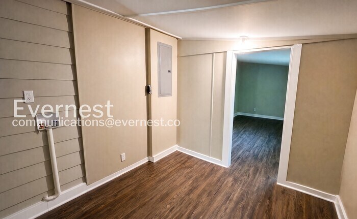 Building Photo - 1203 Tunnel Blvd