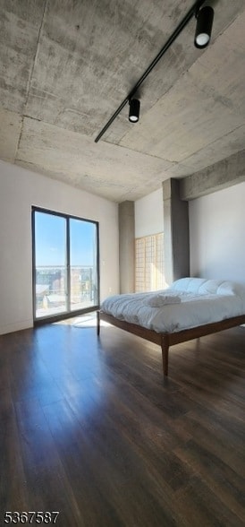 Building Photo - 60 Elm St