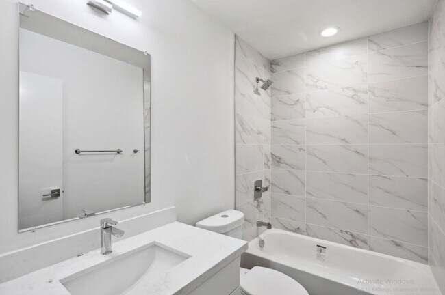 Building Photo - Spacious Townhome – Husky now leasing!