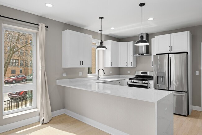 Building Photo - 7428 N Rogers Ave