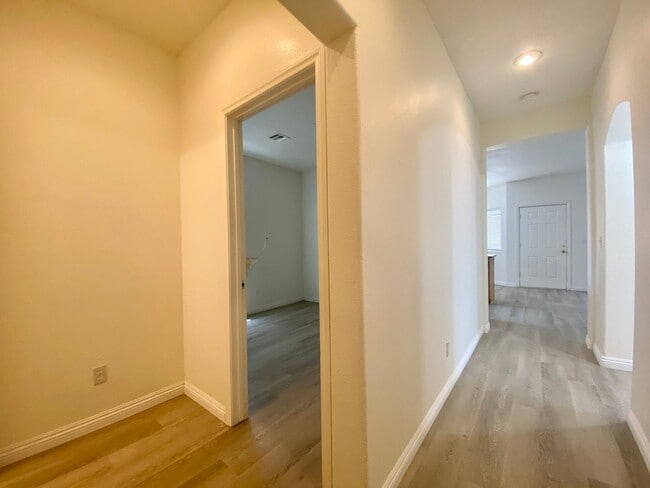 Building Photo - Nice two-story single family house with 3 bedrooms and 2 baths