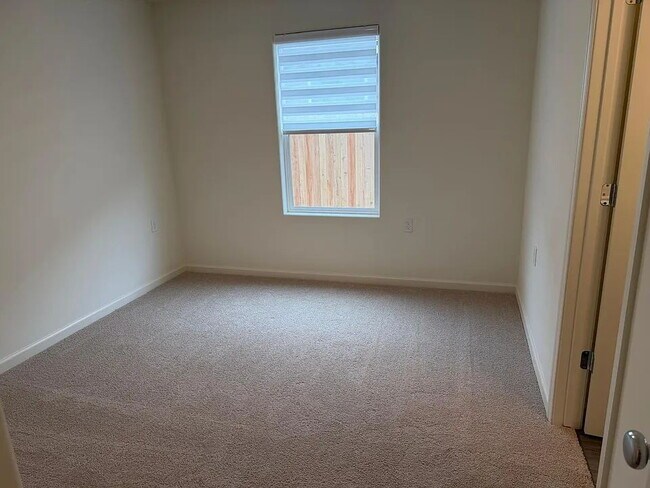 Building Photo - 632 Skyler Ln
