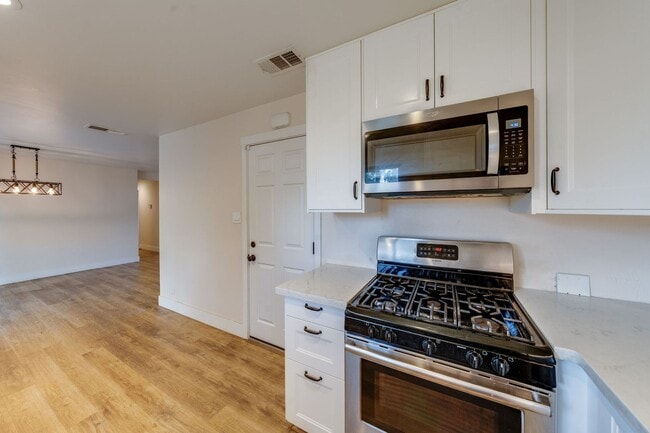 Building Photo - Updated 3-Bedroom Home! Modern Kitchen, Co...