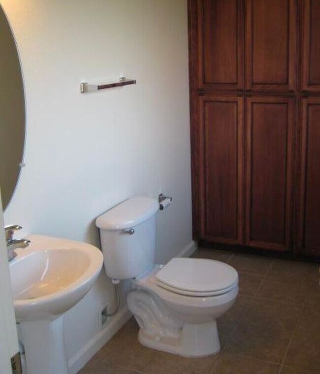 Building Photo - Large 2 story 3 bedroom home