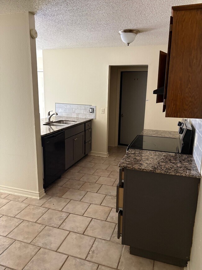 Building Photo - 1020 N Turtle Creek Dr
