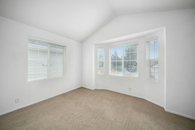 Building Photo - 351 Lark Dr