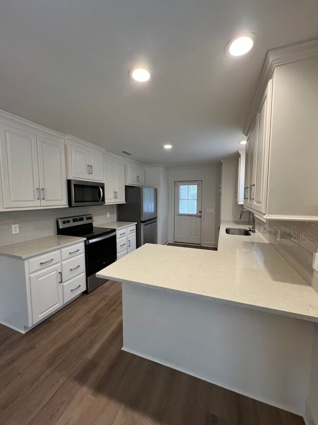 Building Photo - Available May!