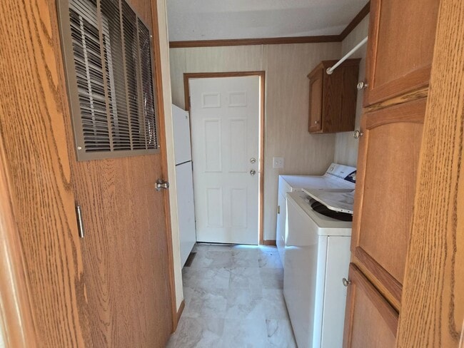 Building Photo - 620 Sinclair Ln