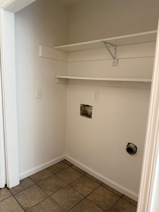 Building Photo - 3 Bedroom 2 Bathroom Ranch Home
