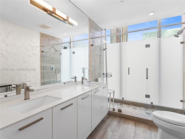 Building Photo - 1300 Brickell Bay Dr
