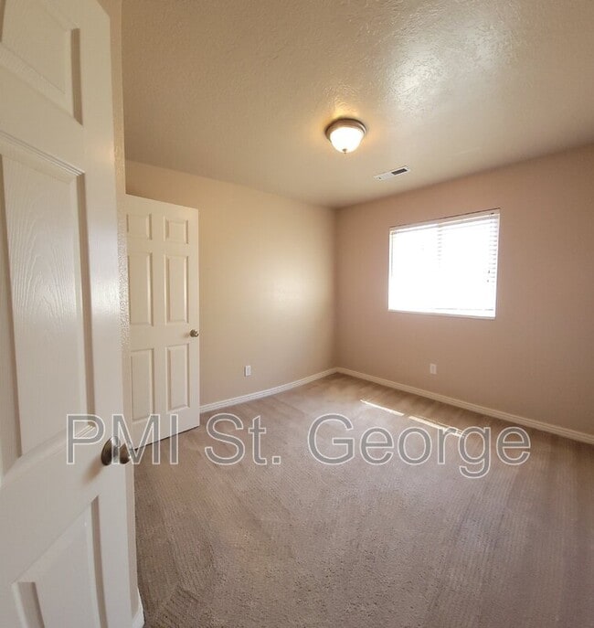 Building Photo - 3155 S Hidden Valley Dr