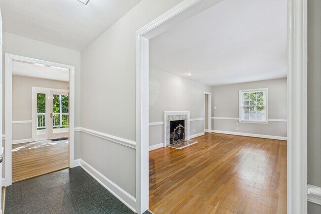 Building Photo - Large Home in Guilford Hills, Hardwood Flo...