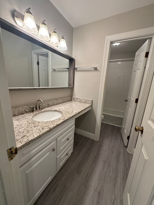 Building Photo - Spacious and inviting 3-bedroom