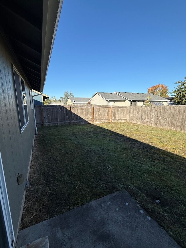 Building Photo - Charming 3 Bedroom 2 Bathroom Home in Quiet Neighborhood!