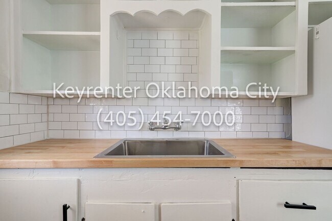 Building Photo - 4913 N Willow Ave