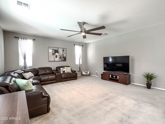 Building Photo - 761 W Desert Hollow Dr