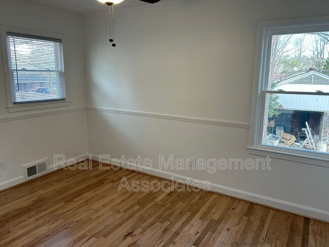 Building Photo - 216 Hillandale Dr