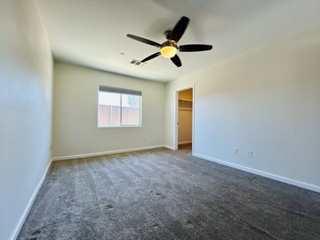 Building Photo - Gorgeous 3 bd, 2.5 ba on 1 acre