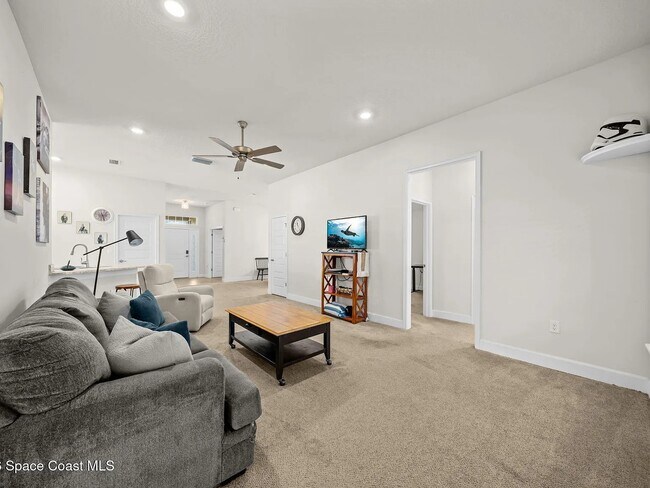 Building Photo - 695 Lantana St