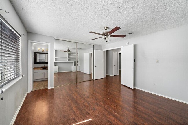 Building Photo - 2383 Crescent Park Dr