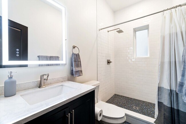 Building Photo - 6 Bed 4 bath Fully Furnished Oakland